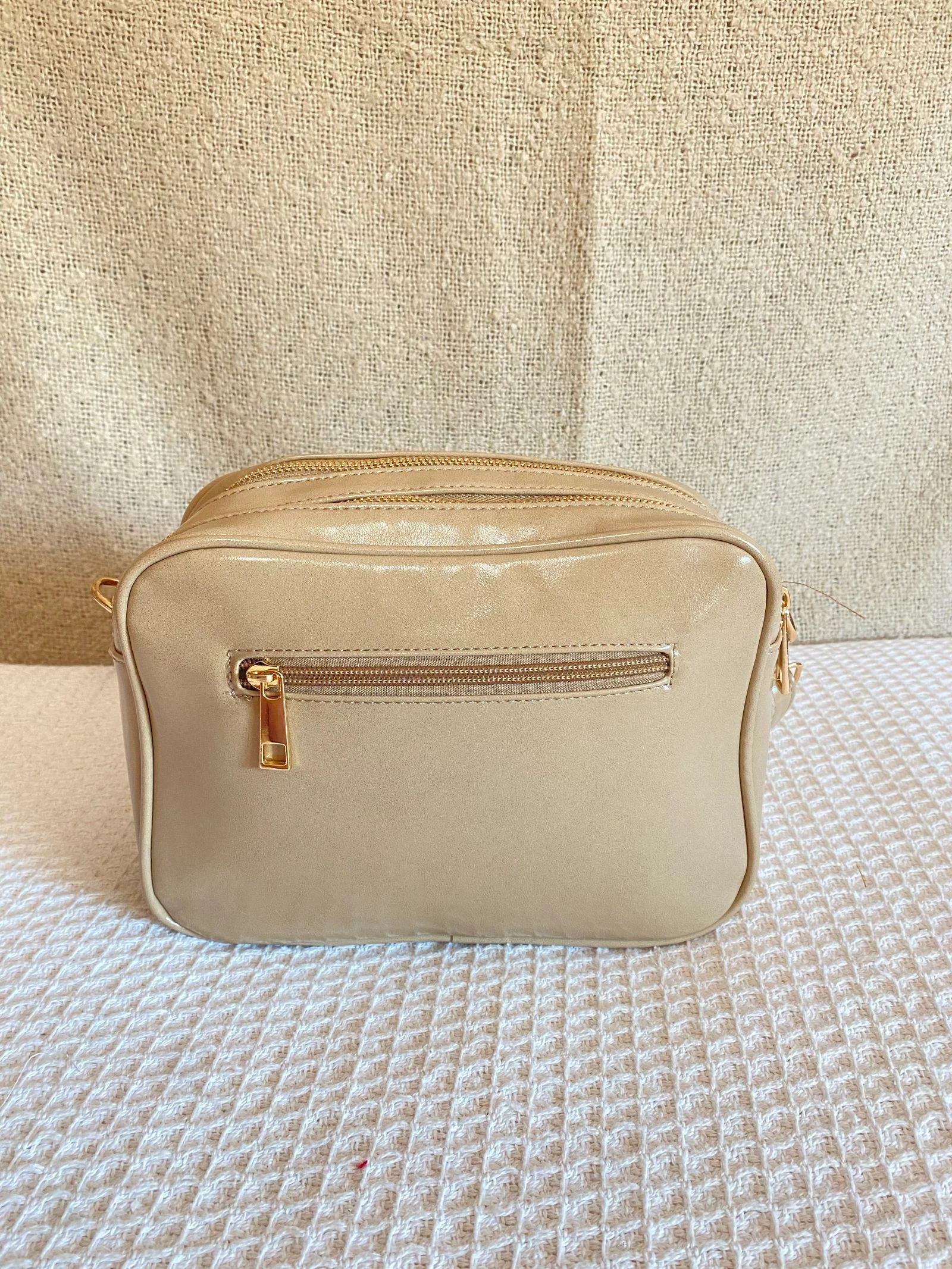Bolso bandolera beige satinado con doble cremallera  – photo 4